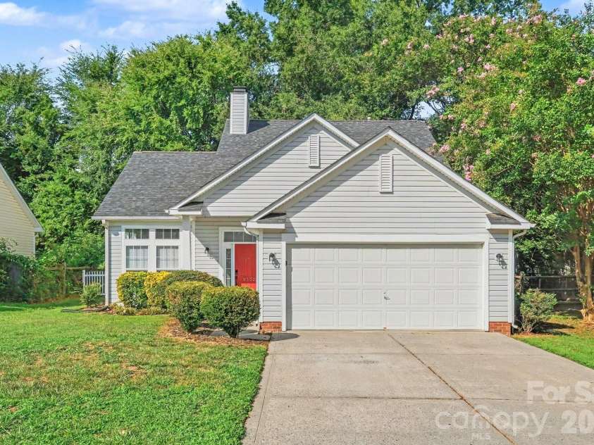 9532 Nettle Drive, Charlotte, NC 28216.  MLS# CAR4404101, YatesRealty ID 36918. 