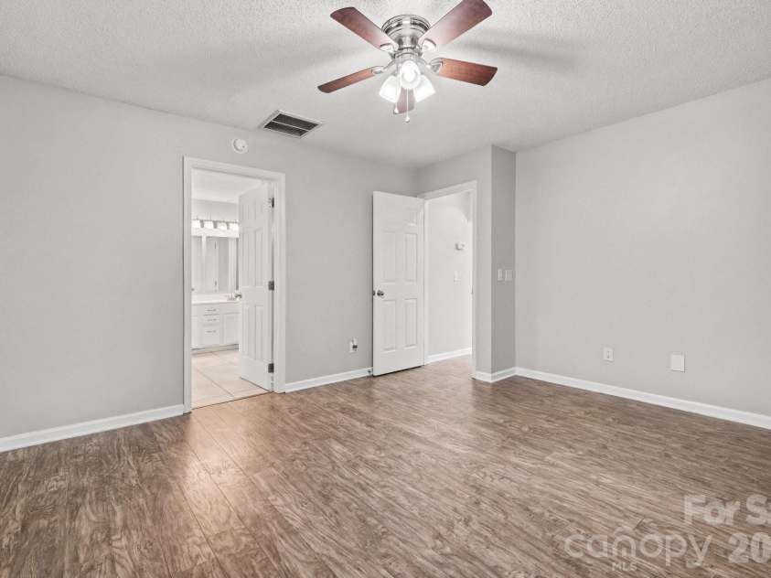 9532 Nettle Drive, Charlotte, NC 28216.  MLS# CAR4404101, YatesRealty ID 36918. 