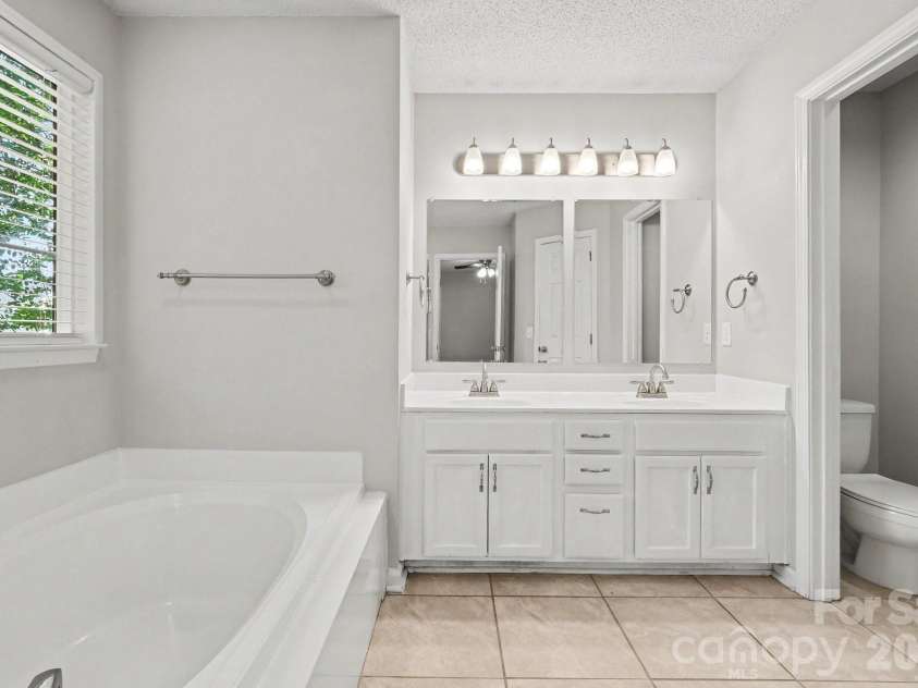 9532 Nettle Drive, Charlotte, NC 28216.  MLS# CAR4404101, YatesRealty ID 36918. 