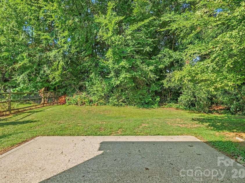 9532 Nettle Drive, Charlotte, NC 28216.  MLS# CAR4404101, YatesRealty ID 36918. 