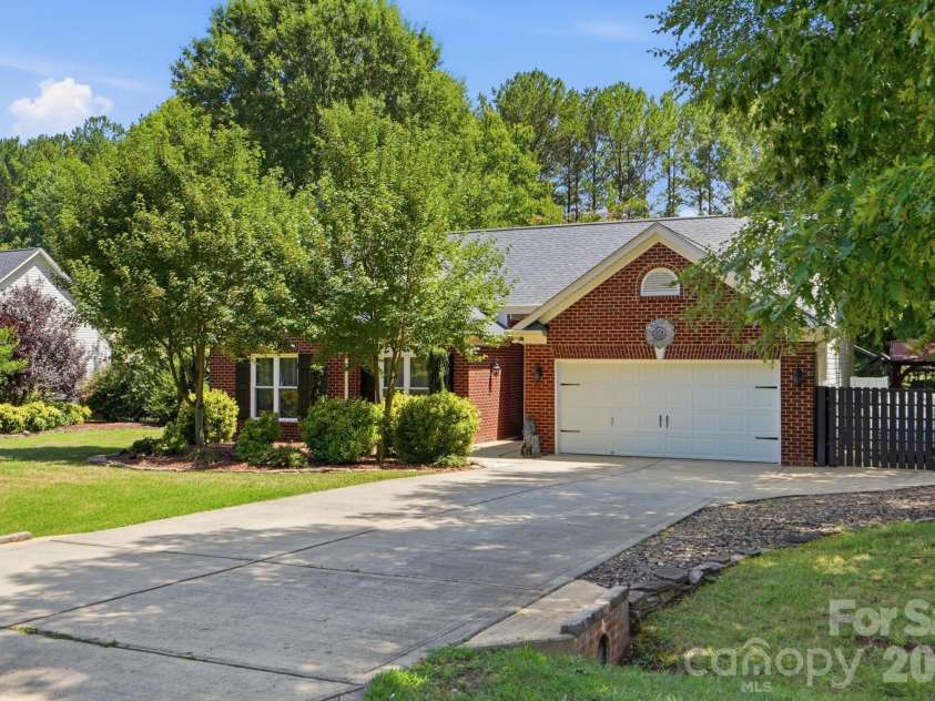 7254 Pine Ridge Drive, Denver, NC 28037.  MLS# CAR4404201, YatesRealty ID 36919. 