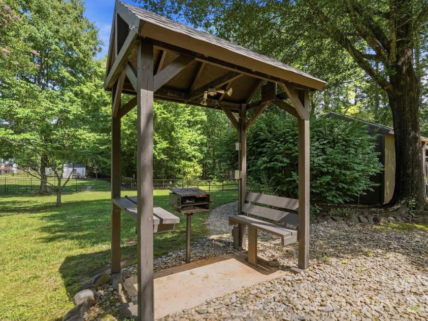 7254 Pine Ridge Drive, Denver, NC 28037.  MLS# CAR4404201, YatesRealty ID 36919. 