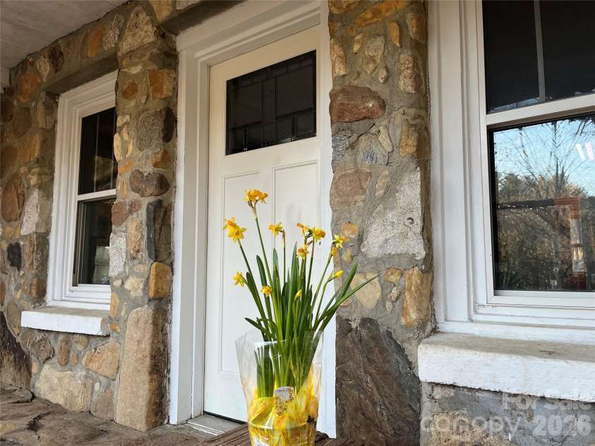 86 R And R Hyder Lane, Hendersonville, NC 28792.  MLS# CAR4343461, YatesRealty ID 3692. 