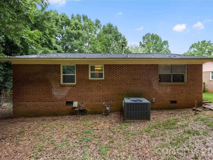 9408 Spruce Pine Place, Charlotte, NC 28210.  MLS# CAR4403457, YatesRealty ID 36921. 