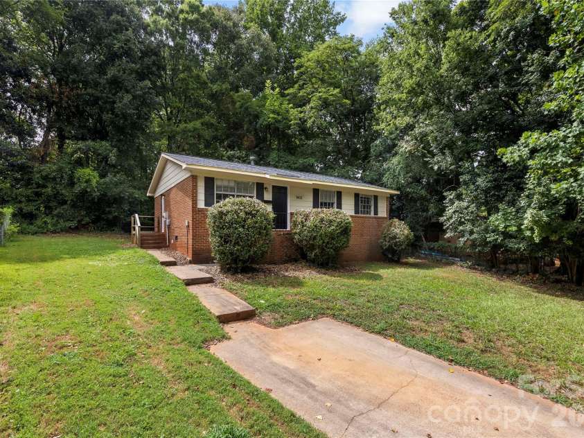 9408 Spruce Pine Place, Charlotte, NC 28210.  MLS# CAR4403457, YatesRealty ID 36921. 