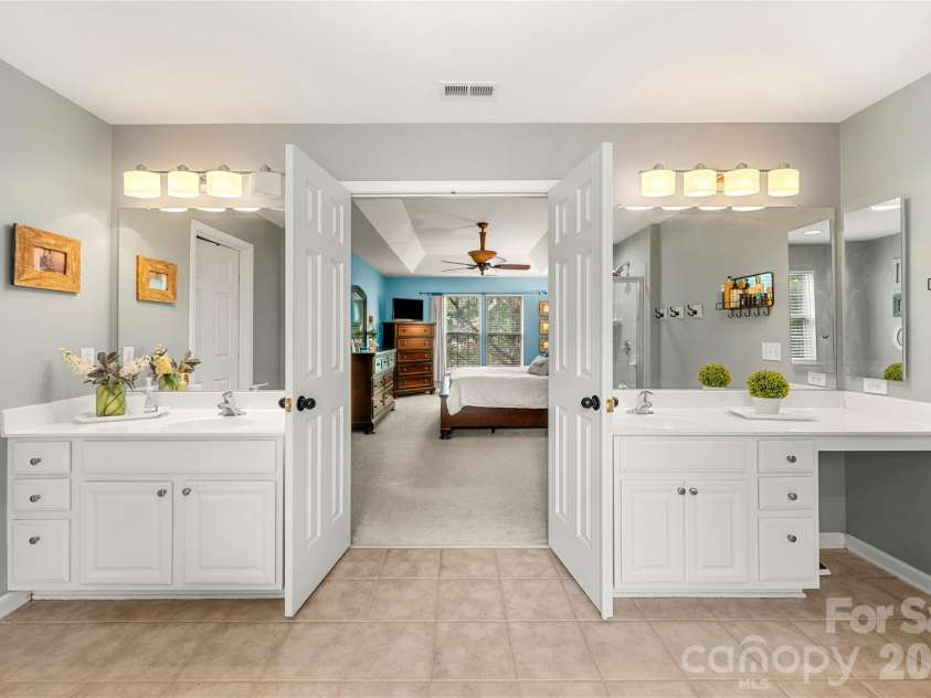 557 Fair Oaks Drive, Fort Mill, SC 29708.  MLS# CAR4403239, YatesRealty ID 36924. Dual vanities in primary bath