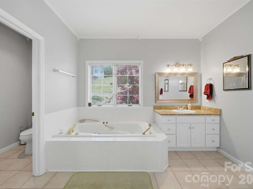 277 Rembrandt Drive, Boone, NC 28607.  MLS# CAR4404403, YatesRealty ID 36928. Primary Bath Main