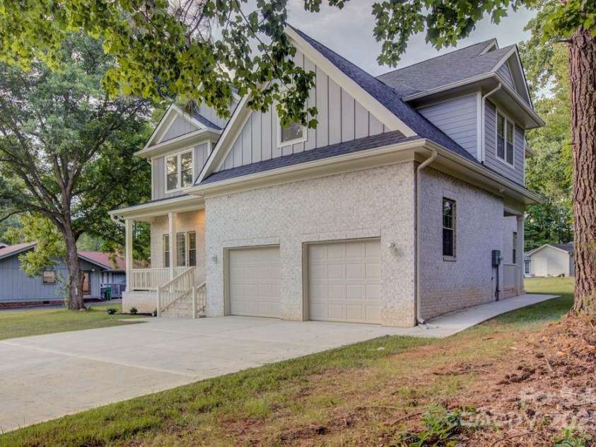 5125 Isaac Drive, Charlotte, NC 28216.  MLS# CAR4281649, YatesRealty ID 3693. Ample driveway