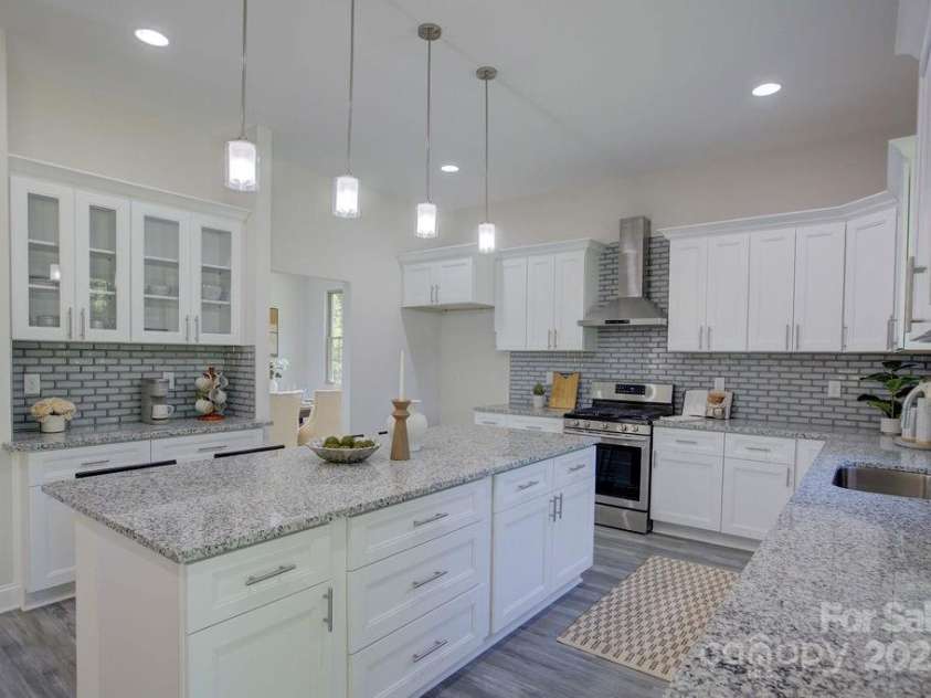 5125 Isaac Drive, Charlotte, NC 28216.  MLS# CAR4281649, YatesRealty ID 3693. Kitchen