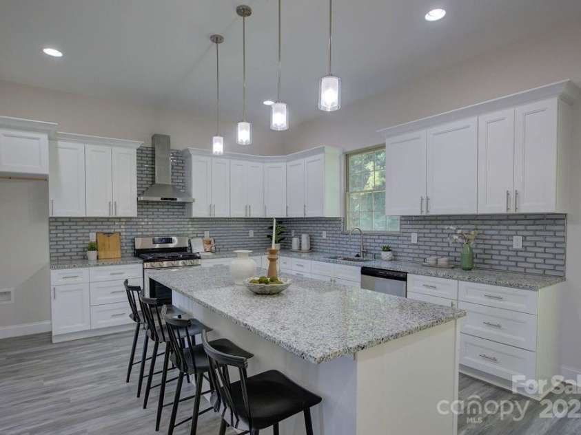 5125 Isaac Drive, Charlotte, NC 28216.  MLS# CAR4281649, YatesRealty ID 3693. Large Kitchen island