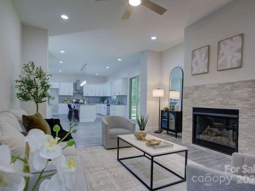 5125 Isaac Drive, Charlotte, NC 28216.  MLS# CAR4281649, YatesRealty ID 3693. Living room