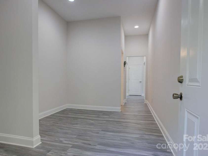 5125 Isaac Drive, Charlotte, NC 28216.  MLS# CAR4281649, YatesRealty ID 3693. Oversized mudroom