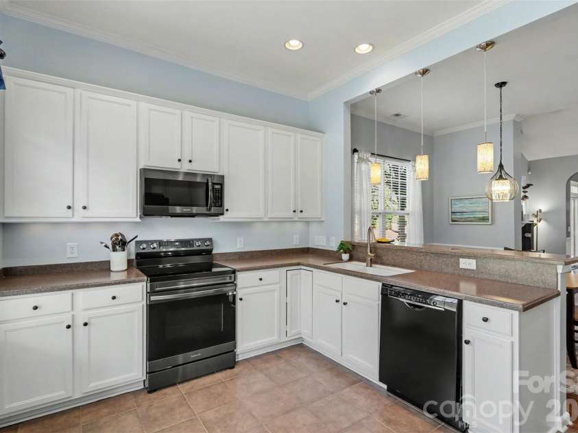 200 Park View Drive, Belmont, NC 28012.  MLS# CAR4397923, YatesRealty ID 36933. 