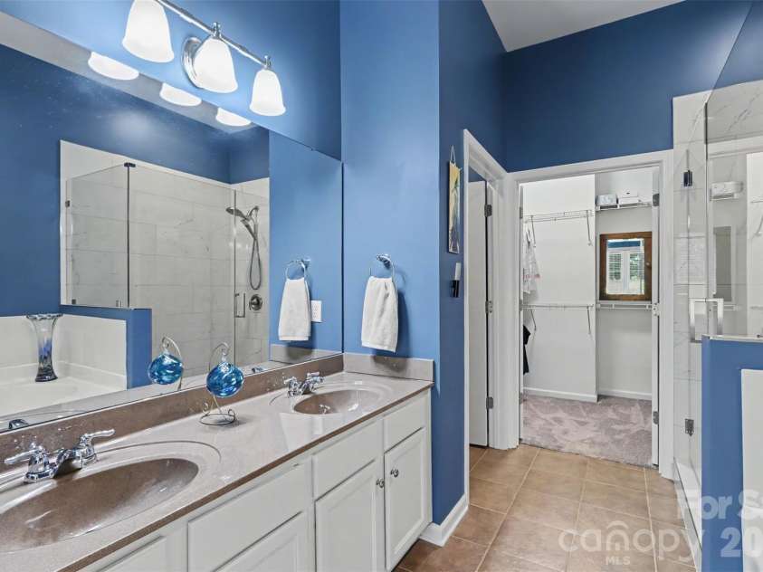 200 Park View Drive, Belmont, NC 28012.  MLS# CAR4397923, YatesRealty ID 36933. Primary bathroom.