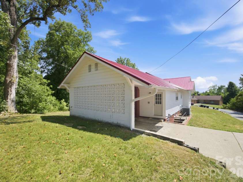 661 Lenoir Road, Morganton, NC 28655.  MLS# CAR4402900, YatesRealty ID 36936. 