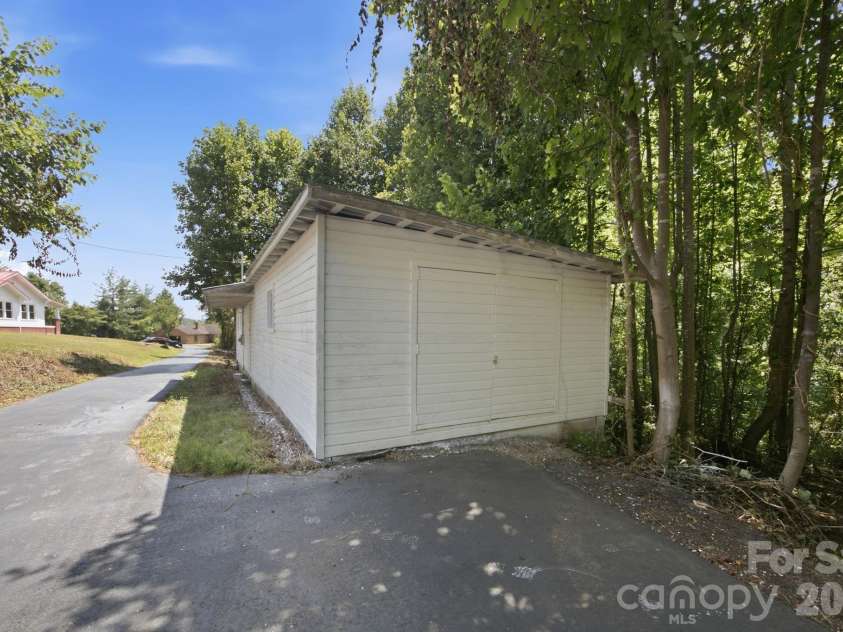 661 Lenoir Road, Morganton, NC 28655.  MLS# CAR4402900, YatesRealty ID 36936. 