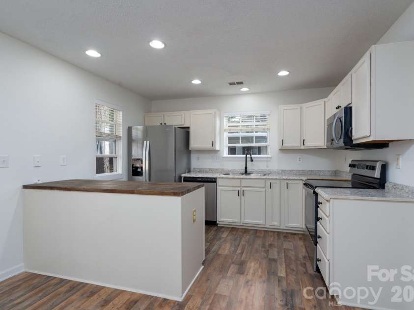 6491 Saint Bernard Way, Charlotte, NC 28269.  MLS# CAR4400216, YatesRealty ID 36939. Kitchen