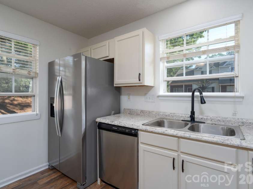 6491 Saint Bernard Way, Charlotte, NC 28269.  MLS# CAR4400216, YatesRealty ID 36939. Kitchen