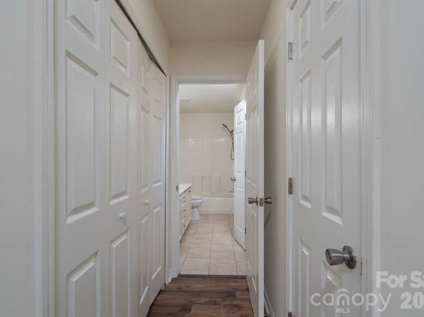 6491 Saint Bernard Way, Charlotte, NC 28269.  MLS# CAR4400216, YatesRealty ID 36939. Primary Bath