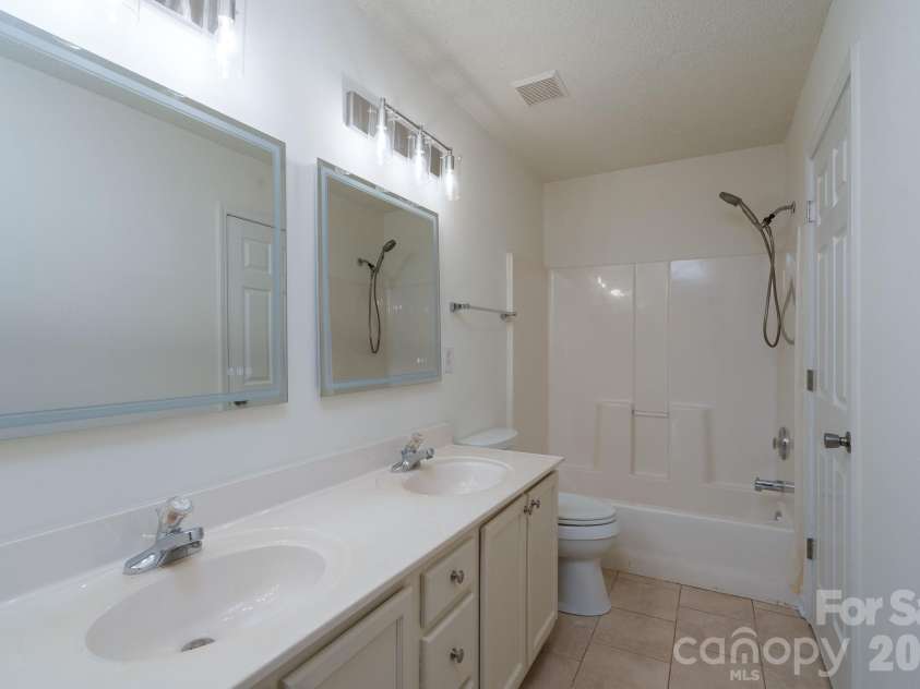 6491 Saint Bernard Way, Charlotte, NC 28269.  MLS# CAR4400216, YatesRealty ID 36939. Primary Bath
