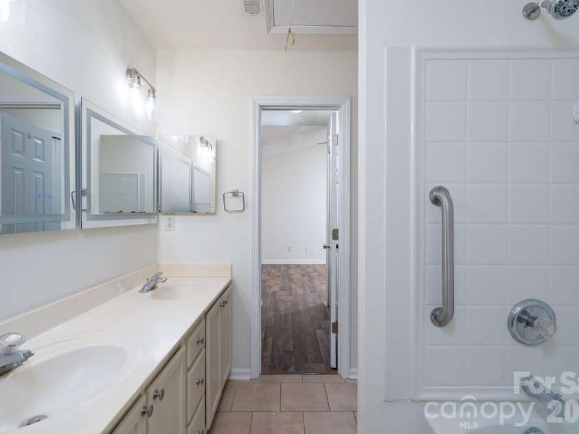 6491 Saint Bernard Way, Charlotte, NC 28269.  MLS# CAR4400216, YatesRealty ID 36939. Upstairs Bath