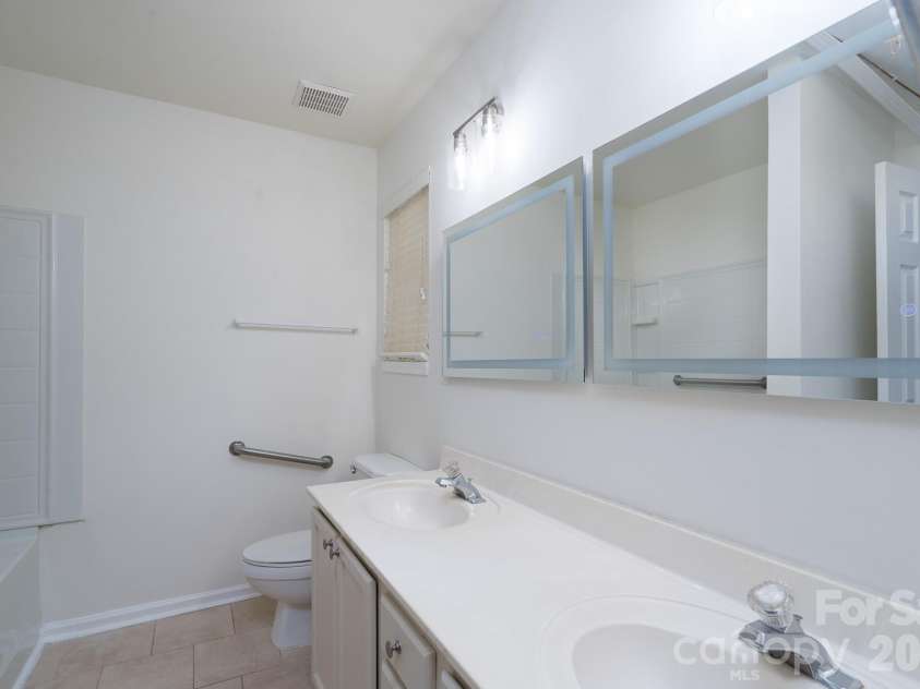 6491 Saint Bernard Way, Charlotte, NC 28269.  MLS# CAR4400216, YatesRealty ID 36939. Upstairs Bath