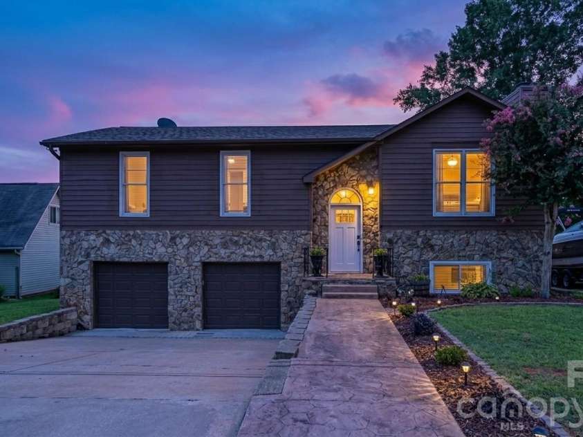 21416 Verano Place, Cornelius, NC 28031.  MLS# CAR4378755, YatesRealty ID 36940. Front Of House