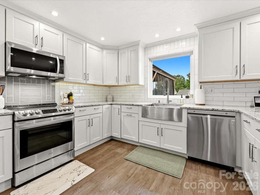21416 Verano Place, Cornelius, NC 28031.  MLS# CAR4378755, YatesRealty ID 36940. Kitchen