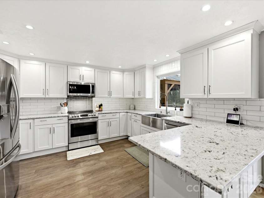 21416 Verano Place, Cornelius, NC 28031.  MLS# CAR4378755, YatesRealty ID 36940. Kitchen