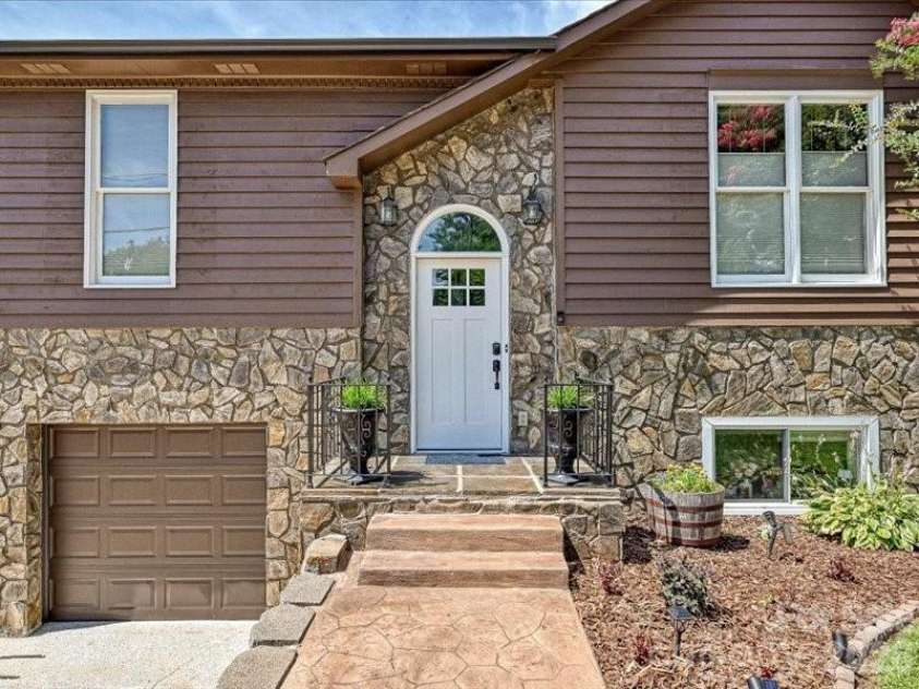 21416 Verano Place, Cornelius, NC 28031.  MLS# CAR4378755, YatesRealty ID 36940. Welcome Home Front Entrance