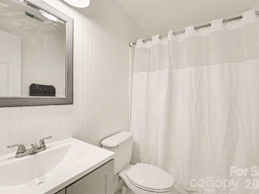 5901 Idlebrook Drive, Charlotte, NC 28212.  MLS# CAR4398655, YatesRealty ID 36941. Bathroom 2