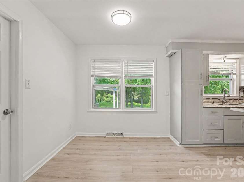 5901 Idlebrook Drive, Charlotte, NC 28212.  MLS# CAR4398655, YatesRealty ID 36941. Breakfast room