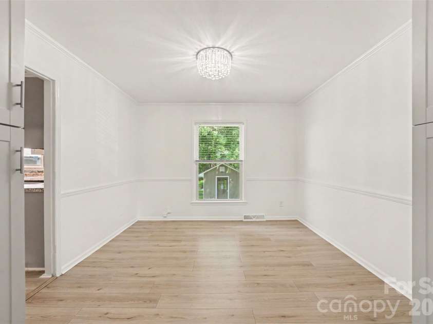 5901 Idlebrook Drive, Charlotte, NC 28212.  MLS# CAR4398655, YatesRealty ID 36941. Dining Room