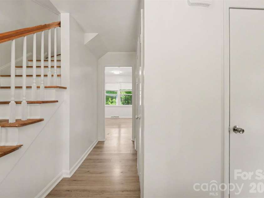 5901 Idlebrook Drive, Charlotte, NC 28212.  MLS# CAR4398655, YatesRealty ID 36941. Foyer