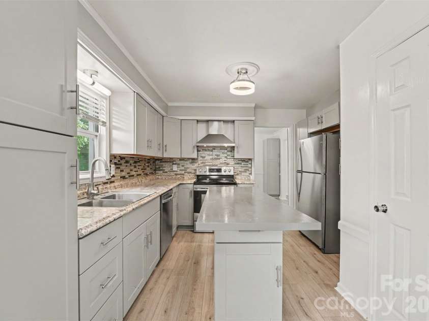 5901 Idlebrook Drive, Charlotte, NC 28212.  MLS# CAR4398655, YatesRealty ID 36941. Kitchen