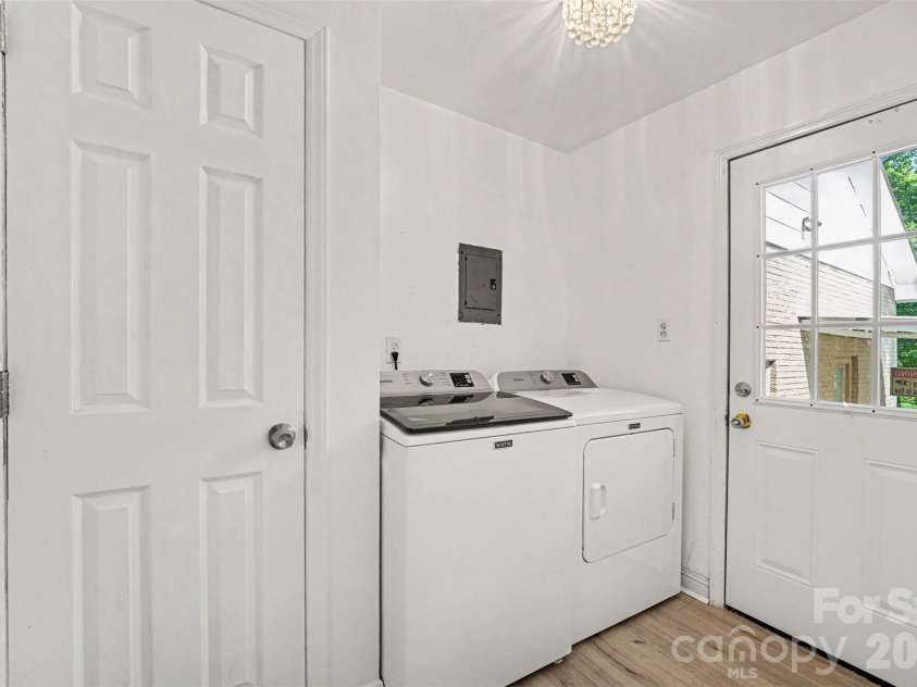 5901 Idlebrook Drive, Charlotte, NC 28212.  MLS# CAR4398655, YatesRealty ID 36941. Laundry