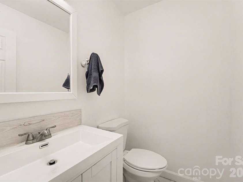 5901 Idlebrook Drive, Charlotte, NC 28212.  MLS# CAR4398655, YatesRealty ID 36941. Powder Room