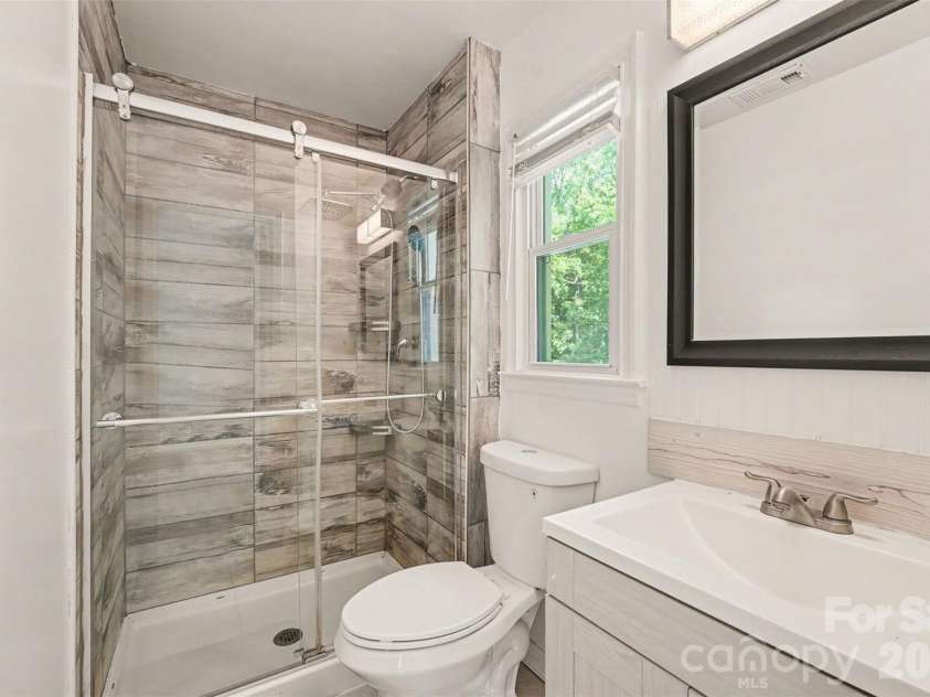 5901 Idlebrook Drive, Charlotte, NC 28212.  MLS# CAR4398655, YatesRealty ID 36941. Primary Bath
