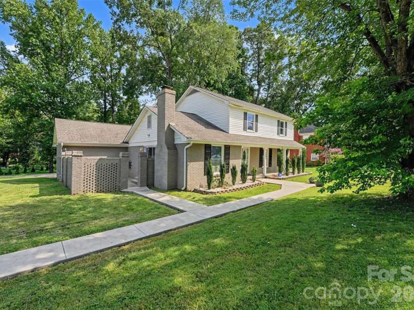 5901 Idlebrook Drive, Charlotte, NC 28212.  MLS# CAR4398655, YatesRealty ID 36941. Side yard