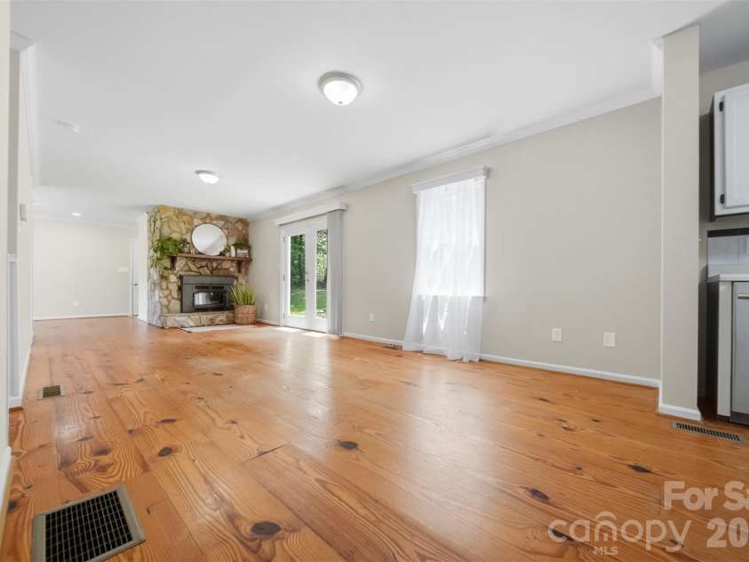 131 Fox Runn Drive, Granite Falls, NC 28630.  MLS# CAR4404358, YatesRealty ID 36943. 