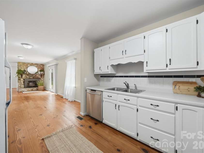 131 Fox Runn Drive, Granite Falls, NC 28630.  MLS# CAR4404358, YatesRealty ID 36943. 