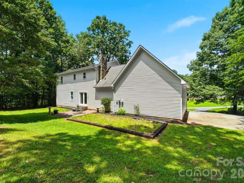 131 Fox Runn Drive, Granite Falls, NC 28630.  MLS# CAR4404358, YatesRealty ID 36943. 