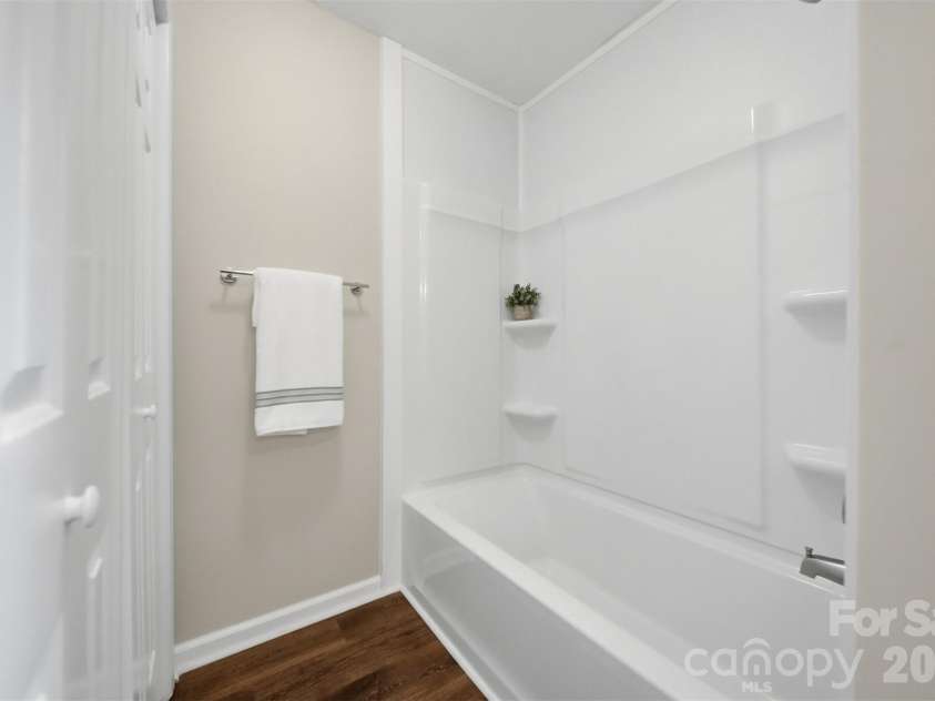131 Fox Runn Drive, Granite Falls, NC 28630.  MLS# CAR4404358, YatesRealty ID 36943. Full bathroom in hall upstairs
