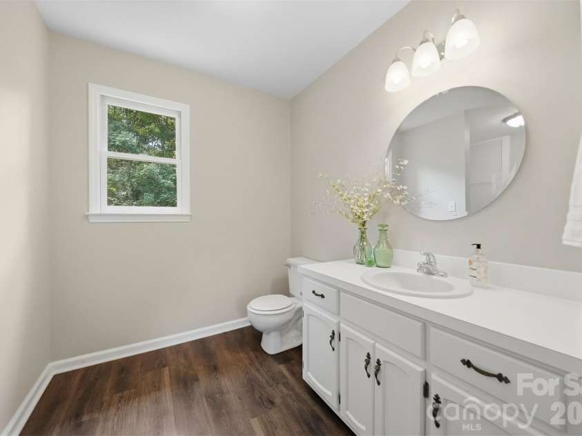 131 Fox Runn Drive, Granite Falls, NC 28630.  MLS# CAR4404358, YatesRealty ID 36943. Primary full bathroom