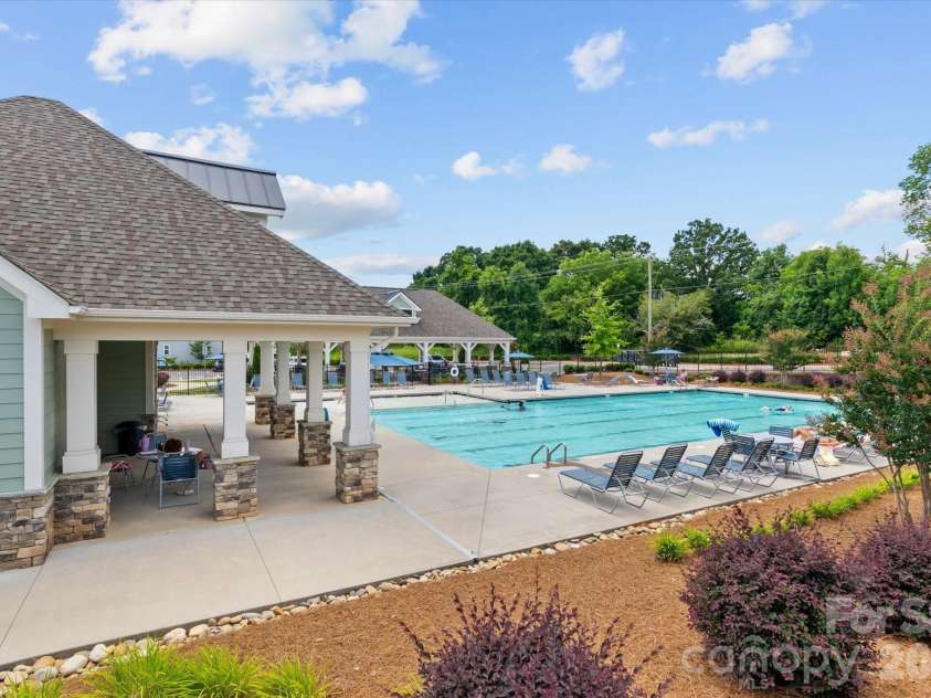 8122 Downy Oak Lane, Charlotte, NC 28269.  MLS# CAR4394900, YatesRealty ID 36945. 
