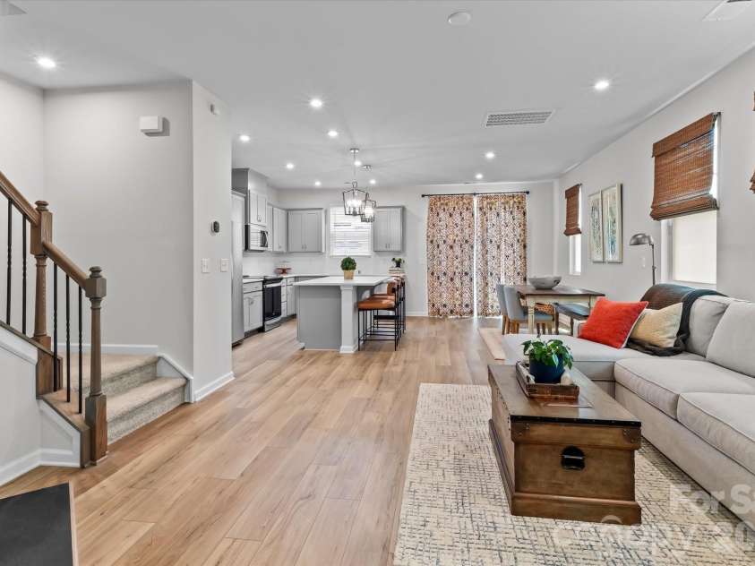 8122 Downy Oak Lane, Charlotte, NC 28269.  MLS# CAR4394900, YatesRealty ID 36945. 