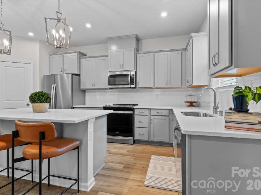 8122 Downy Oak Lane, Charlotte, NC 28269.  MLS# CAR4394900, YatesRealty ID 36945. 