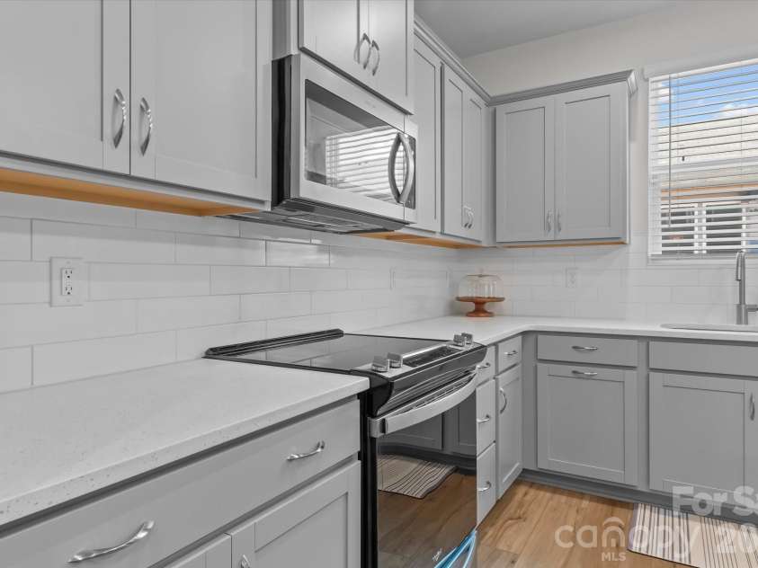 8122 Downy Oak Lane, Charlotte, NC 28269.  MLS# CAR4394900, YatesRealty ID 36945. 