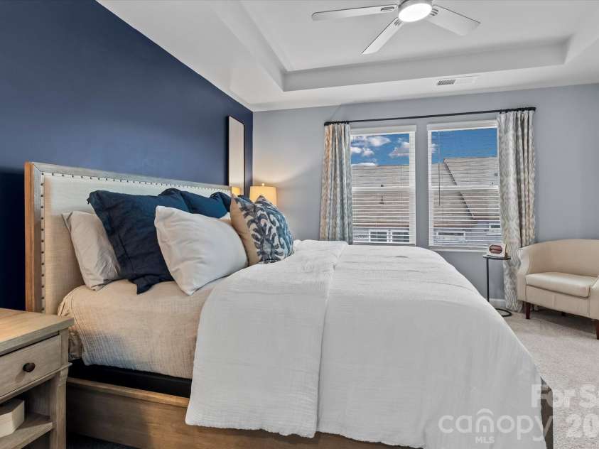 8122 Downy Oak Lane, Charlotte, NC 28269.  MLS# CAR4394900, YatesRealty ID 36945. 