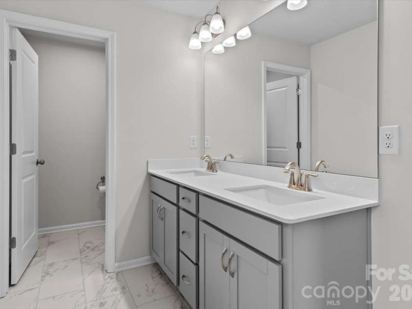 8122 Downy Oak Lane, Charlotte, NC 28269.  MLS# CAR4394900, YatesRealty ID 36945. 